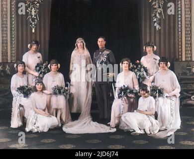 Hochzeitsgruppenfoto anlässlich der Hochzeit von Lady Elizabeth Bowes-Lyons (später Herzogin von York, Königin Elizabeth und Königin Mutter) mit Albert, Herzog von York, am 26.. April 1923 in Westminster Abbey. Das Paar posiert mit ihren acht Brautjungfern. Das Kleid der Braut im mittelalterlichen Stil wurde von Madame Handley-Seymour entworfen. Kolorierte Version von: 10470698 Datum: 1923 Stockfoto