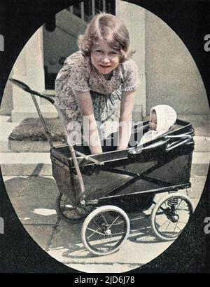 Die junge Prinzessin Elizabeth spielt mit dem Kinderwagen ihrer Puppe in ihrem Miniaturgarten, der an ihr Miniaturhaus angeschlossen ist. Kolorierte Version von: 10513098 Datum: 1936 Stockfoto