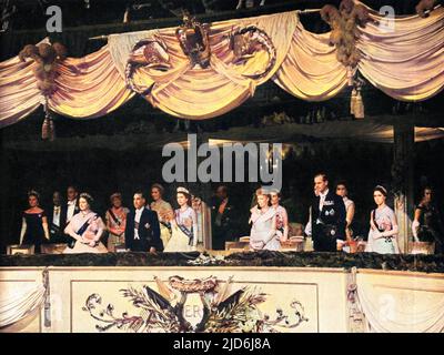 Eine Gala-Opernaufführung in Covent Garden wird von der Königin und dem Präsidenten von Portugal (in der Mitte) besucht. Links ist die Königin Mutter und hinter ihr sind Sir Anthony und Lady Eden. Rechts von der Königin befinden sich Madame Craveiro Lopes, der Herzog von Edinburgh und Prinzessin Margaret. Hinter ihm stehen Prinzessin Alexandra und die Herzogin von Kent. Kolorierte Version von: 10513467 Datum: 1955 Stockfoto