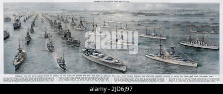 Ein Panoramablick auf die Anlegevorbereitungen, die König George V zur Feier seines Silberjubiläums für die Überprüfung der Flotte in Spithead getroffen hat. Die Parade umfasste Schiffe der Royal Navy, der Royal Indian Navy, der Royal Australian Navy, der Merchant Navy und der Fischereiflotte. Links auf dem Bild geht der Königsyacht 'Victoria and Albert' die Yacht des Trinity House, 'Patricia', voraus, während sie durch die Linien fährt. Kolorierte Version von: 10514474 Datum: 16-Jul-35 Stockfoto