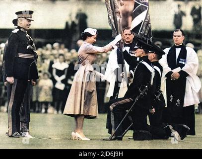 In ihrer Rolle als Generalkapitän der Honourable Artillery Company präsentiert die Queen Lieutenant F.H.B Layfield, Right (Queen's Color) und Lieutenant J.S. Teakle (Regimental Color) neue Farben. Dies war die erste Gelegenheit, bei der der Souverän dem Unternehmen neue Farben präsentiert hat. Kolorierte Version von: 10513260 Datum: 1955 Stockfoto