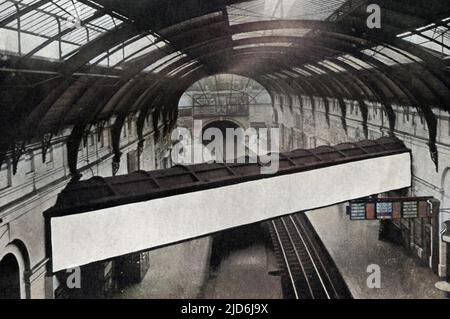 Ein Kanal mit dem Überlauf des Serpentine, der über den Plattformen der U-Bahnstation Sloane Square läuft. Kolorierte Version von: 10528258 Datum: 1909 Stockfoto