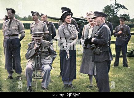 Herr Winston Churchill und seine jüngste Tochter Mary Churchill sehen die Abwehr von Flugbomben. Mrs. Churchill ist auch auf dieser sechsstündigen Tour durch Waffenstandorte in Südengland anwesend und wird hier mit General Sir Frederick Pile vom Anti-Aircraft Command gesprochen. Kolorierte Version von: 10509477 Datum: 1944 Stockfoto