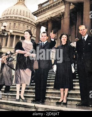 Der königliche Besuch in Nordamerika,1957. Vizepräsidentin Nixon weist Königin Elizabeth II., die in die entgegengesetzte Richtung schaut, auf die umliegenden Sehenswürdigkeiten auf den Stufen des Kapitols hin. Frau Nixon steht neben dem Herzog von Edinburgh. Kolorierte Version von: 10513586 Datum: 1957 Stockfoto