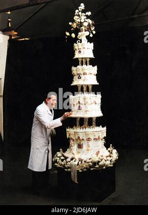 Hochzeitstorte von Herrn F. Schul von McVitie und Price in Harlesden, London, für die Hochzeit von Prinzessin Elizabeth mit Leutnant Philip Mountbatten im November 1947. Mit einer Höhe von 9 Metern und einem Gewicht von 500lb Metern stand der vierschichtige Kuchen im „Staat“, um fotografiert zu werden, bewacht von Polizei, Ketten und Herrn Schul selbst. Alle Zutaten für den Kuchen, der zehn Stunden dauerte, um zu backen, kamen aus den Dominions. Die Dekoration dauerte vier bis fünf Wochen. Das Bild zeigt, wie Herr Schul den Kuchen mit dem letzten Schliff veredeln kann. Kolorierte Version von: 10509458 Datum: 1947 Stockfoto