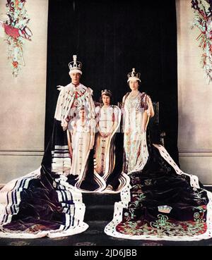 Frontcover der 'Illustrated London News', Mai 1937, zeigt König George VI. Mit seiner Frau und seinen Töchtern Prinzessinnen Elizabeth und Margaret in ihren Krönungsroben. Kolorierte Version von: 10530234 Datum: 1937 Stockfoto