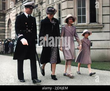 Die 13-jährige Prinzessin Elizabeth und ihre Schwester Margaret Rose, begleitet von ihrer Gouvernante Marion Crawford, besuchen während eines Besuchs der königlichen Familie einen Gottesdienst in der College-Kapelle am Royal Naval College in Darmouth. Hier traf die Prinzessin Elisabeth Prinz Philipp von Griechenland, der ihr zukünftiger Ehemann werden sollte. Kolorierte Version von: 10555577 Datum: 1939 Stockfoto