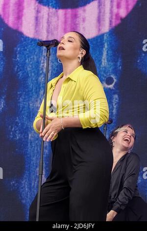 Newport, Großbritannien. 18.. Juni 2022. Die englische Sängerin, Songwriterin und Podcasterin Jessie Lois Ware, die auch als Jessie Ware bekannt ist, spielt live auf der Bühne des Isle of Wight Festivals. Kredit: SOPA Images Limited/Alamy Live Nachrichten Stockfoto