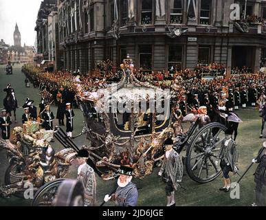 Queen Elizabeth II fährt im Golden State Bus durch den Trafalgar Square im Zentrum Londons auf dem Weg zur Westminster Abbey für ihre Krönung am 2. Juni 1953. Kolorierte Version von: 10579015 Datum: 1953 Stockfoto