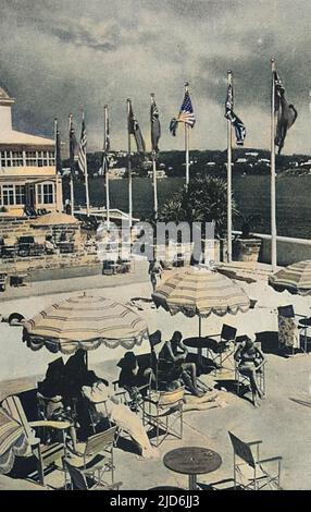 Das Princess Hotel, Hamilton, Bermuda. Der „parklende“ Salzwasserpool und Sandstrand - „wo man Sonnen, Schwimmen, einen Cocktail und ein Mittagessen genießen kann“. Kolorierte Version von: 10651801 Datum: 1951 Stockfoto
