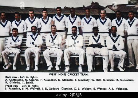 The West Indies Cricket Team - Tour of England 1957. Vorgestellt werden die brillanten (Sir) Garfield (Gary) Sobers, Frank Worrell, Everton Weekes, (Sir) Wesley Winfield Hall und Sonny Ramadhin. Die Unterschriften aller Spieler sind auf der Rückseite zu finden (siehe 10644613). Kolorierte Version von: 10644612 Datum: 1957 Stockfoto