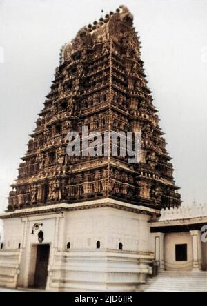 Chamundeshwari Tempel - Chamundi Hills - Mysore, Indien. Der Legende nach wurde der Dämon (Asura) Mahishasura (siehe 10698532), König des Gebiets, das derzeit Mysore ist, nach einem heftigen Kampf von der Göttin Chamundeswari (auch Chamundi) getötet. Die Hügel sind nach der Göttin benannt, und dieser Tempel ehrt sie. Kolorierte Version von: 10698533 Datum: Ca. 1910s Stockfoto