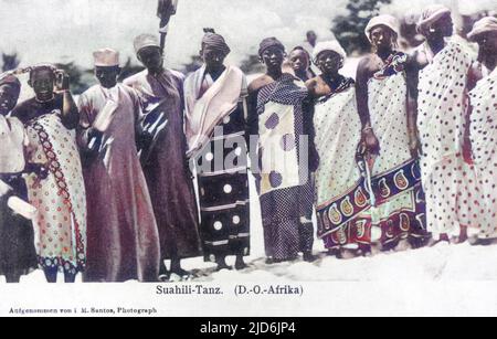 Gruppe von Suaheli-Menschen - eine Bantu-ethnische Gruppe und Kultur in Ostafrika gefunden. Diese Gruppe kommt aus Tansania (ehemals Deutsch-Ostafrika). Kolorierte Version von: 10638392 Datum: Ca. 1910s Stockfoto