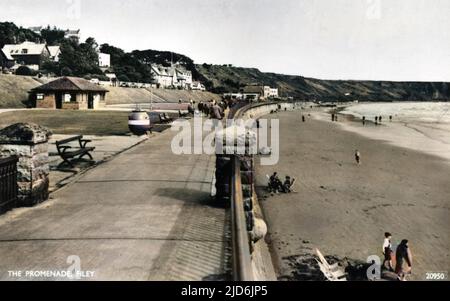 Blick entlang der Promenade in Filey, North Yorkshire, mit ein paar Leuten am Strand. Kolorierte Version von: 10084119 Datum: 1940s Stockfoto