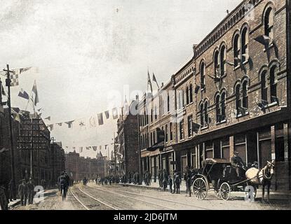 Neufundland, Kanada - St. Johns - Water Street. Die Flaggen zur Krönung Eduards VII. Im August 1902. Kolorierte Version von: 10823725 Datum: 1902 Stockfoto