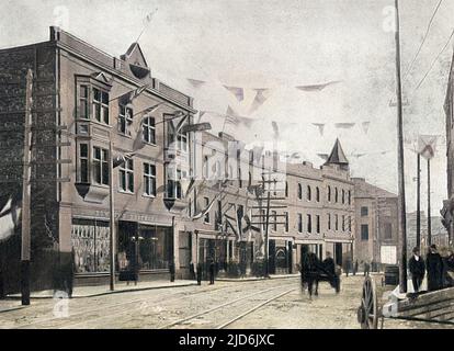 Neufundland, Kanada - St. Johns - Water Street. Die Flaggen zur Krönung Eduards VII. Im August 1902. Der Shop der Bowling Brothers Skins/Pelzhandelsgesellschaft ist links zu sehen (siehe 10823731 für die Sealing-Flotte im Hafen) Farbige Version von: 10823726 Datum: 1902 Stockfoto