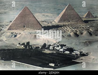 Die Pyramiden von Gizeh, Ägypten - Luftbild. Kolorierte Version von: 10909654 Datum: Ca. 1930s Stockfoto