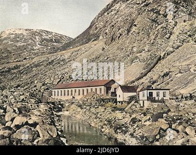 Electric Power House - Flume & pipe line - Petty Harbor, Neufundland, Kanada. Das erste Wasserkraftwerk (Petty Harbor Generating Station) in Neufundland und Labrador. Erbaut von der St. John's Street Railway Company im Jahr 1898, ein Unternehmen von Robert Reid gegründet. Noch heute im aktiven Dienst! Kolorierte Version von: 10823733 Datum: 1902 Stockfoto