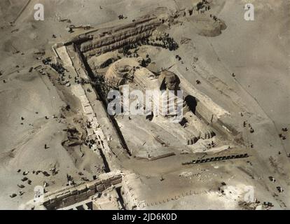 Die große Sphinx, Gizeh, Ägypten - Luftaufnahme. Beachten Sie, dass der Standort derzeit noch ausgegraben wird. Kolorierte Version von: 10909657 Datum: Ca. 1930s Stockfoto