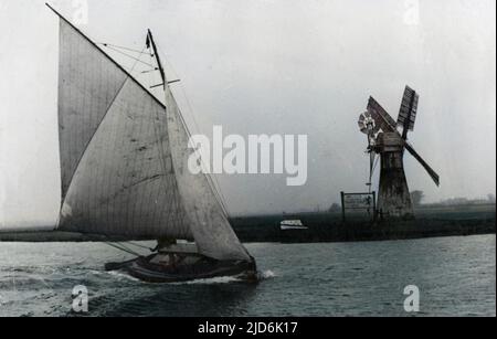 Ein Schild an der Windmühle weist auf den Weg zum Lion Hotel am Fluss Thurne, Norfolk. Das Segelboot auf der Broad scheint sicherlich Lust zu haben, zum Abendessen nach Hause zu kommen! Kolorierte Version von: 10435746 Datum: Ca. 1930s Stockfoto