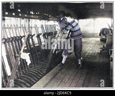 Zwei Freiwillige im Bachelor-Studium in einer Eisenbahnsignalbox in Isle Jersey, Bletchley Staion während der General Strike Colorized Version von: 10067275 Datum: 1926 Stockfoto