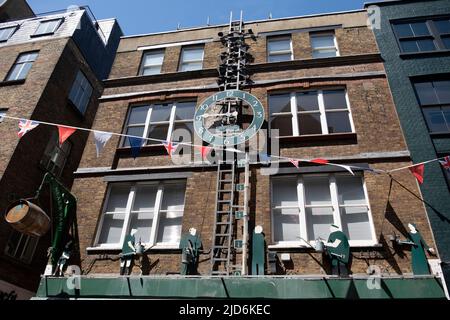 Neal's Yard ist ein entzückender Innenhof, der sich direkt an der Seven Dials hinter der Monmouth Street nördlich von Covent Garden befindet. Stockfoto