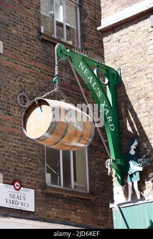 Neal's Yard ist ein entzückender Innenhof, der sich direkt an der Seven Dials hinter der Monmouth Street nördlich von Covent Garden befindet. Stockfoto