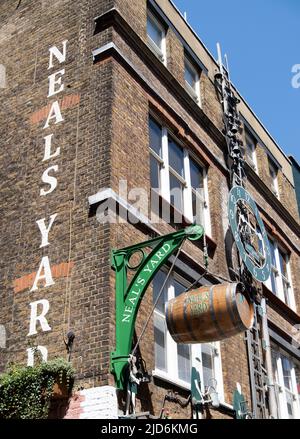Neal's Yard ist ein entzückender Innenhof, der sich direkt an der Seven Dials hinter der Monmouth Street nördlich von Covent Garden befindet. Stockfoto