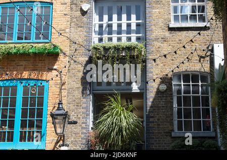 Neal's Yard ist ein entzückender Innenhof, der sich direkt an der Seven Dials hinter der Monmouth Street nördlich von Covent Garden befindet. Stockfoto