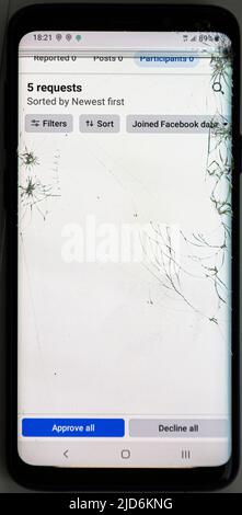 Zertrümmerte Gläser auf dem Smartphone-Bildschirm Stockfoto