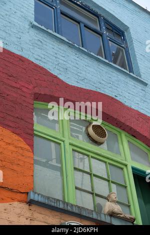 Neal's Yard ist ein entzückender Innenhof, der sich direkt an der Seven Dials hinter der Monmouth Street nördlich von Covent Garden befindet. Stockfoto