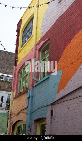 Neal's Yard ist ein entzückender Innenhof, der sich direkt an der Seven Dials hinter der Monmouth Street nördlich von Covent Garden befindet. Stockfoto