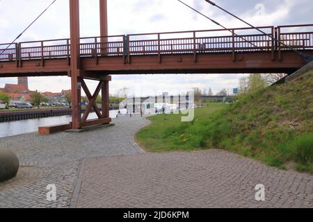 April 30 2022 - Anklam in Deutschland: Kleiner Industriehafen an einem klaufigen Tag Stockfoto