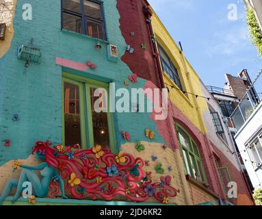 Neal's Yard ist ein entzückender Innenhof, der sich direkt an der Seven Dials hinter der Monmouth Street nördlich von Covent Garden befindet. Stockfoto