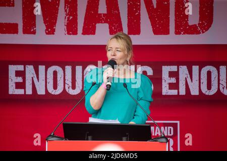 London, England, Großbritannien. 18.. Juni 2022. Die Generalsekretärin von Unite SHARON GRAHAM wird auf dem Parliament Square bei einem Protest gegen die Forderung nach einem besseren Deal gegen die steigenden Lebenshaltungskosten gesehen. (Bild: © Tayfun Salci/ZUMA Press Wire) Stockfoto