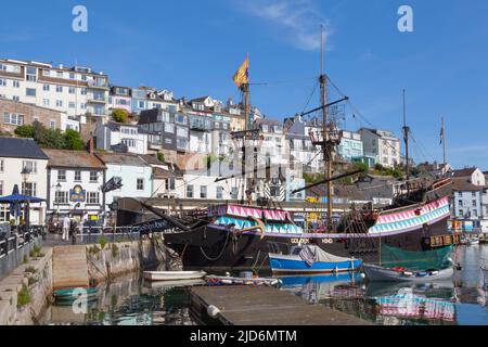 Brixham Harbour, Devon, England, Großbritannien – die Nachbildung von Sir Francis Drakes Schiff The Golden Hind Stockfoto