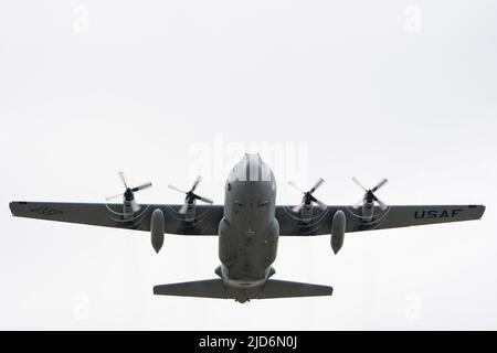 Eine US Air Force C-130 2 Hercules, die der Airlift Squadron 96., Minneapolis-St.Paul International Airport Reserve Station, Minnesota, zugewiesen wurde, hebt am 17. Juni 22 2022 die Joint Base Elmendorf-Richardson unter DER ROTEN FLAGGE Alaskas ab. Rund 1.600 Service-Mitglieder aus drei Nationen werden während dieser Übung voraussichtlich mehr als 70 Flugzeuge von über 22 Einheiten fliegen, warten und unterstützen. (USA Luftwaffe Foto von Airman 1. Klasse Julia Lebens) Stockfoto