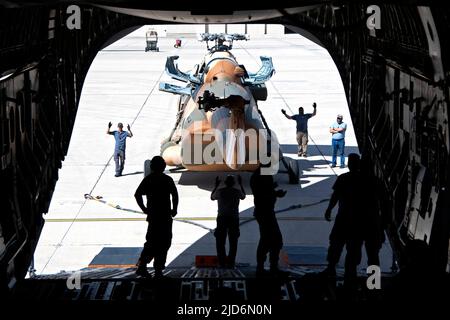 Ein Mi-17-Hubschrauber wird auf einem C-17 Globemaster III-Flugzeug auf der Davis-Monthan Air Force Base, Arizona, am 9. Juni 2022 verladen. Das Verteidigungsministerium stellt Mi-17-Hubschrauber zur Verfügung, um ukrainische Truppen auf dem Schlachtfeld zu unterstützen und die Mi-17-Hubschrauber zu erweitern, die Anfang dieses Jahres in die Ukraine geschickt wurden. (USA Luftwaffe Foto von Airman 1. Klasse Paige Weldon) Stockfoto