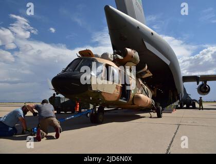 Ein Mi-17-Hubschrauber wird auf einem C-17 Globemaster III-Flugzeug auf der Davis-Monthan Air Force Base, Arizona, am 9. Juni 2022 verladen. Die C-17 trug einen Hubschrauber vom Typ Mi-17, den das Verteidigungsministerium zur Unterstützung der ukrainischen Truppenbewegung auf dem Schlachtfeld liefert. (USA Air Force Foto von Tech. Sgt. Sergio A. Gamboa) Stockfoto