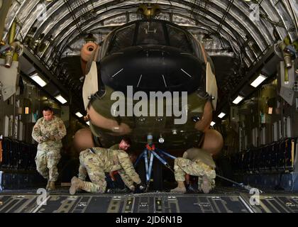 Ein Mi-17-Hubschrauber wird auf einem C-17 Globemaster III-Flugzeug auf der Davis-Monthan Air Force Base, Arizona, am 9. Juni 2022 verladen. Die C-17 trug einen Hubschrauber vom Typ Mi-17, den das Verteidigungsministerium zur Unterstützung der ukrainischen Truppenbewegung auf dem Schlachtfeld liefert. (USA Air Force Foto von Tech. Sgt. Sergio A. Gamboa) Stockfoto