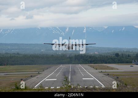 Eine US Air Force C-130 2 Hercules, die der Airlift Squadron 96., Minneapolis-St.Paul International Airport Reserve Station, Minnesota, zugewiesen wurde, hebt am 17. Juni 22 2022 die Joint Base Elmendorf-Richardson unter DER ROTEN FLAGGE Alaskas ab. Rund 1.600 Service-Mitglieder aus drei Nationen werden während dieser Übung voraussichtlich mehr als 70 Flugzeuge von über 22 Einheiten fliegen, warten und unterstützen. (USA Luftwaffe Foto von Airman 1. Klasse Julia Lebens) Stockfoto