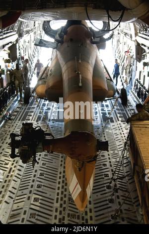 Ein Mi-17-Hubschrauber wird auf einem C-17 Globemaster III-Flugzeug auf der Davis-Monthan Air Force Base, Arizona, am 9. Juni 2022 verladen. Das Verteidigungsministerium stellt Mi-17-Hubschrauber zur Verfügung, um ukrainische Truppen auf dem Schlachtfeld zu unterstützen und die Mi-17-Hubschrauber zu erweitern, die Anfang dieses Jahres in die Ukraine geschickt wurden. (USA Luftwaffe Foto von Airman 1. Klasse Paige Weldon) Stockfoto