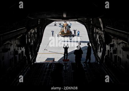 Ein Mi-17-Hubschrauber wird auf einem C-17 Globemaster III-Flugzeug auf der Davis-Monthan Air Force Base, Arizona, am 9. Juni 2022 verladen. Die C-17 trug einen Hubschrauber vom Typ Mi-17, den das Verteidigungsministerium zur Unterstützung der ukrainischen Truppenbewegung auf dem Schlachtfeld liefert. (USA Luftwaffe Foto von Airman 1. Klasse Paige Weldon) Stockfoto