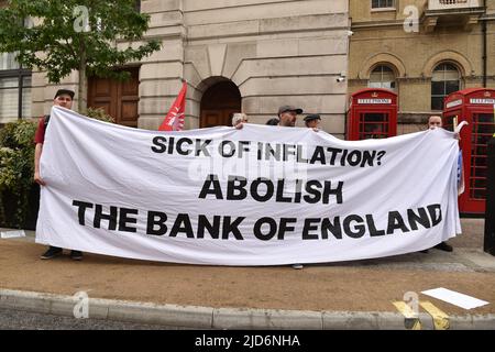 London, England, Großbritannien. 18.. Juni 2022. Die Demonstranten halten während der Kundgebung ein Transparent, auf dem sie ihre Meinung äußern. Tausende von Demonstranten marschierten in der vom TUC (Trades Union Congress) organisierten Kundgebung durch das Zentrum Londons, um Maßnahmen gegen die Lebenshaltungskosten und höhere Löhne zu fordern. (Bild: © Thomas Krych/ZUMA Press Wire) Bild: ZUMA Press, Inc./Alamy Live News Stockfoto