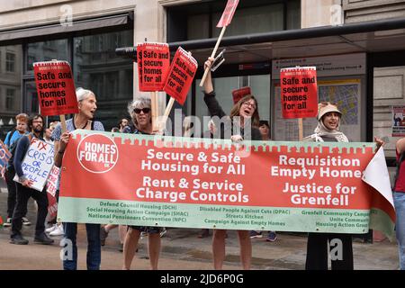 London, England, Großbritannien. 18.. Juni 2022. Die Demonstranten halten während der Kundgebung ein Transparent, auf dem sie ihre Meinung äußern. Tausende von Demonstranten marschierten in der vom TUC (Trades Union Congress) organisierten Kundgebung durch das Zentrum Londons, um Maßnahmen gegen die Lebenshaltungskosten und höhere Löhne zu fordern. (Bild: © Thomas Krych/ZUMA Press Wire) Bild: ZUMA Press, Inc./Alamy Live News Stockfoto