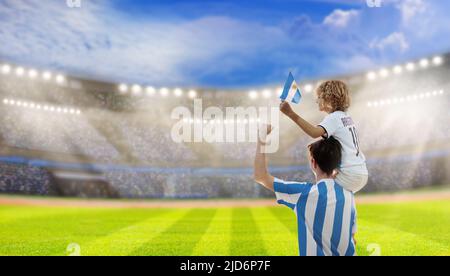 Argentinischer Fußballfan im Stadion. Argentinische Fans auf dem Fußballplatz beobachten das Mannschaftsspiel. Gruppe von Unterstützern mit Flagge Stockfoto