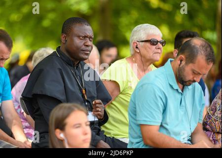 Ein afrikanischer Priester, unter anderem Pilger, lauschte einer Katechese während des Mladifest 2021 – dem Jugendfestival – in Medjugorje. Stockfoto