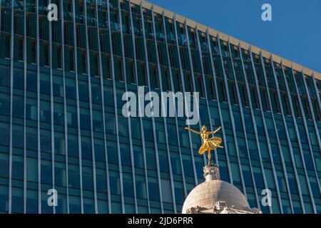 Kuppel und Ballerina auf dem Dach des Victoria Palace Theatre, London, England, Großbritannien, mit dem Nova-Gebäude dahinter Stockfoto
