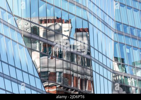 Reflections in modern Glass Office Building, 62 Buckingham Gate in Victoria Street, Westminster, London, England, UK Stockfoto