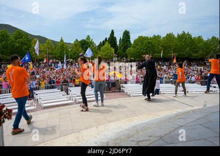 Guillermo Esteban, im Volksmund auch Grilex genannt, singt während des Mladifest 2021, dem Jugendfestival in Medjugorje. Stockfoto